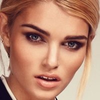 Луиза Хартема Голая